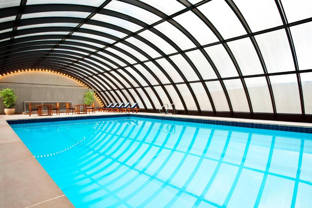 an indoor swimming pool with a retractable roof at The Westin Peachtree Plaza, Atlanta in Atlanta