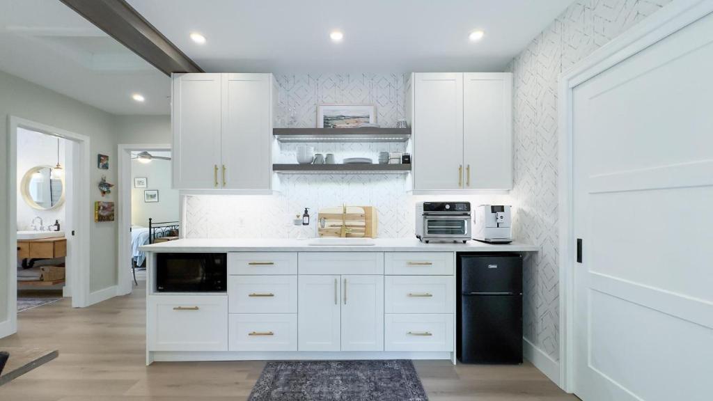 Gallery image of New, stylish APT steps to sunsets & beach in Goderich
