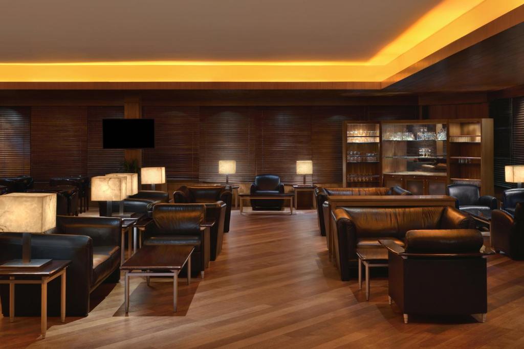 TV a/nebo společenská místnost v ubytování Le Meridien New Delhi