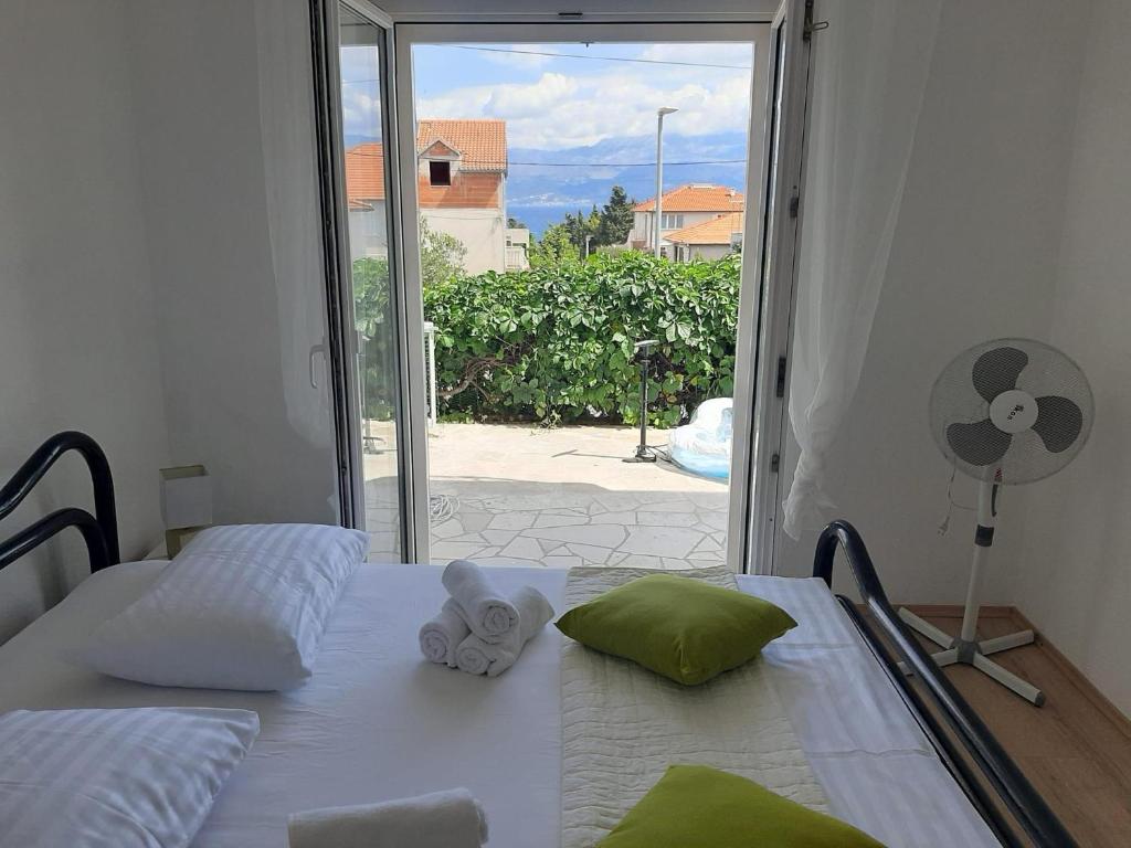 Apartments with parking space Supetar, Brac - 23372