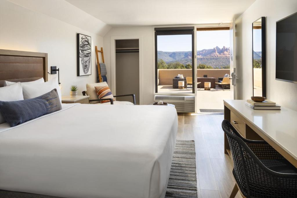 Postel nebo postele na pokoji v ubytování Sky Rock Sedona, a Tribute Portfolio Hotel