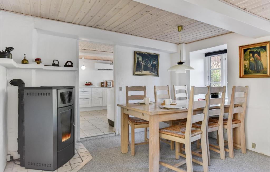 Kuchyň nebo kuchyňský kout v ubytování Gorgeous Home In Højer With Wifi