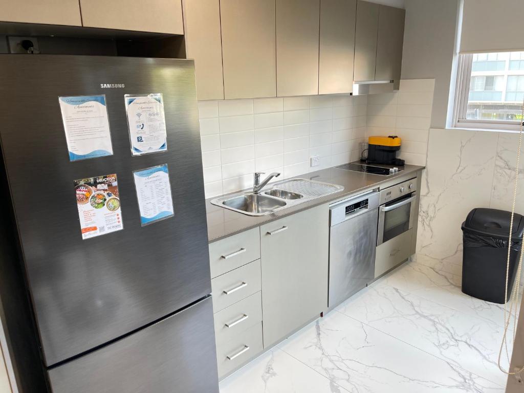 Kuchyň nebo kuchyňský kout v ubytování Honeysuckle Executive Apartments