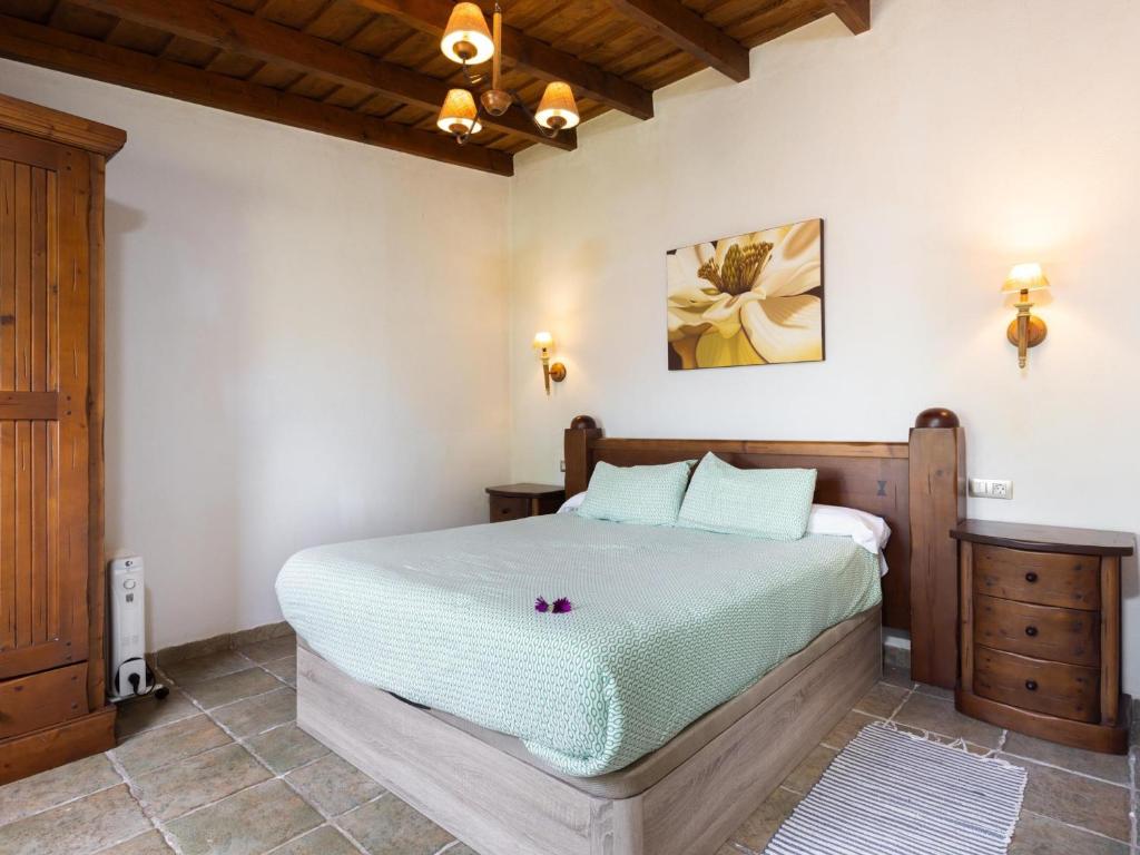 Posteľ alebo postele v izbe v ubytovaní Casa rural con piscina climatizada y jardín en Icod de los Vinos - ES-279-18