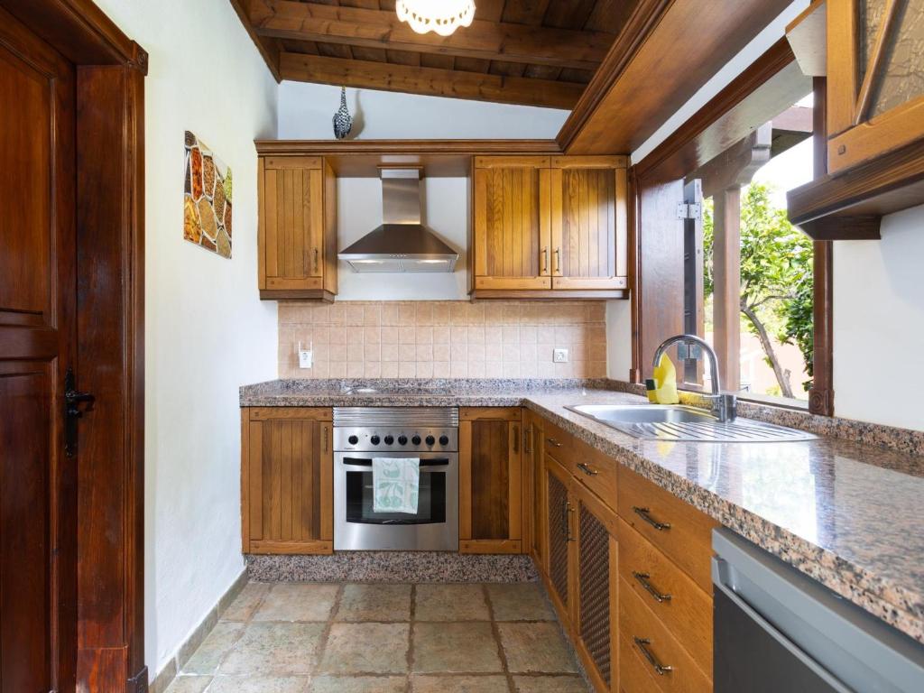 Kuchyňa alebo kuchynka v ubytovaní Casa rural con piscina climatizada y jardín en Icod de los Vinos - ES-279-18