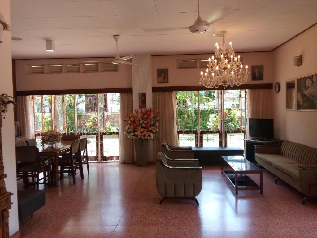 Srilal's Guest House - Hizvo
