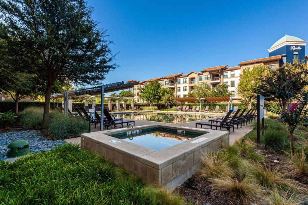 Bazén v ubytování Sheraton Hotel Stonebriar nebo v jeho okolí