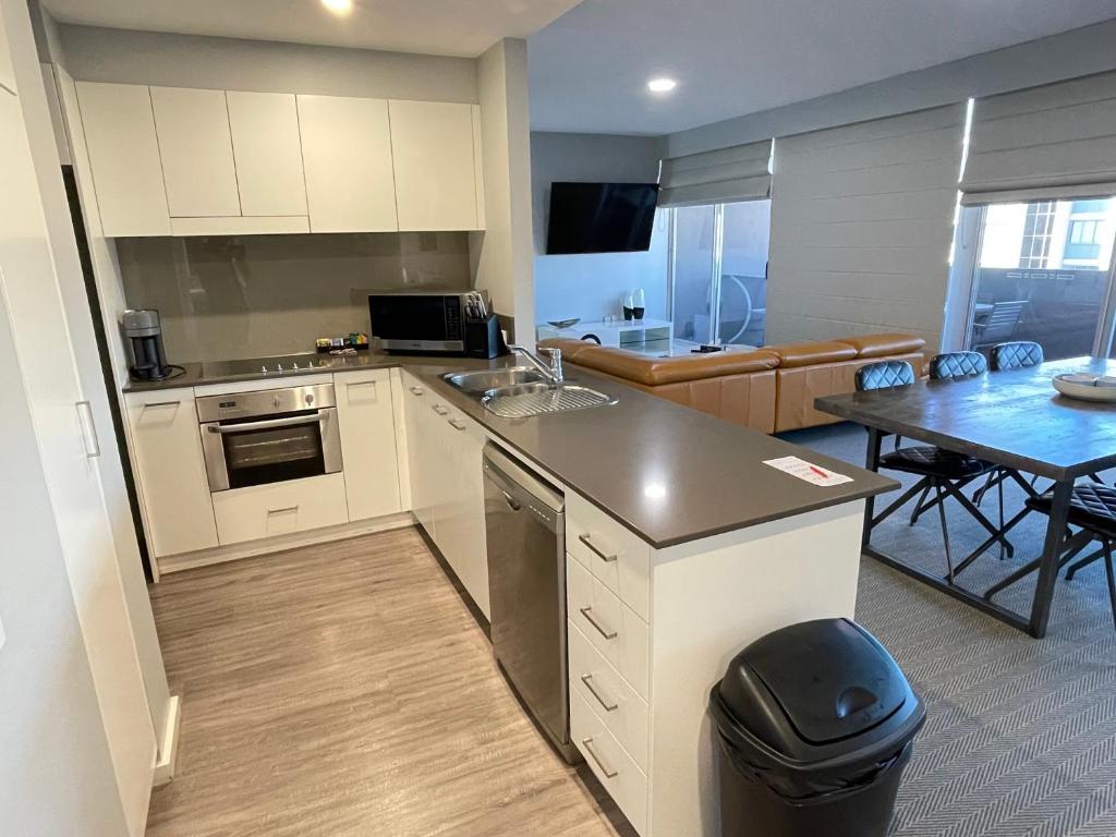 Kuchyň nebo kuchyňský kout v ubytování Honeysuckle Executive Apartments