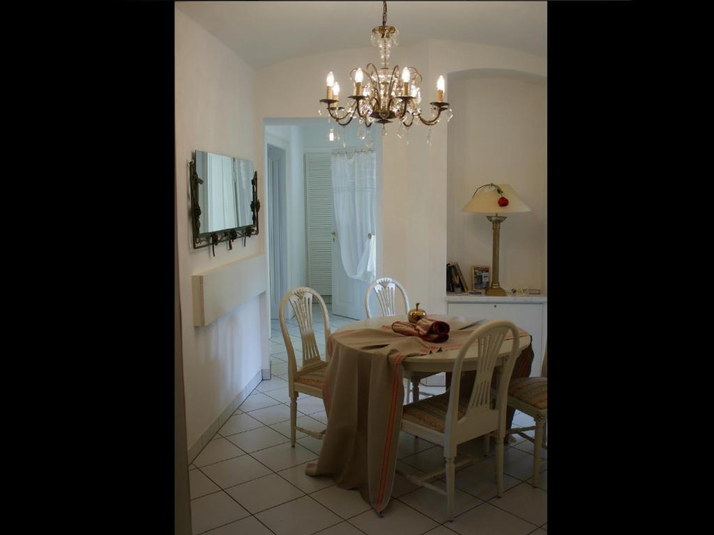 een eetkamer met een tafel en stoelen en een kroonluchter bij Apartment Hermine in Görlitz