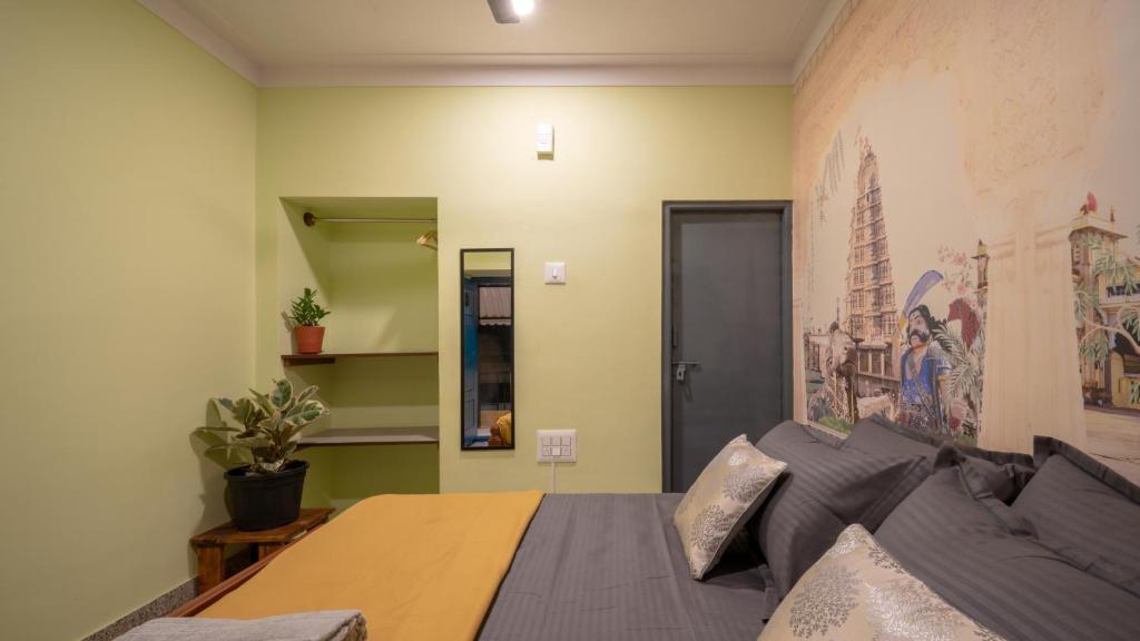 Postel nebo postele na pokoji v ubytování Trippr Mysuru