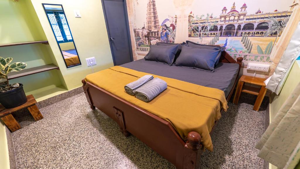 Postel nebo postele na pokoji v ubytování Trippr Mysuru