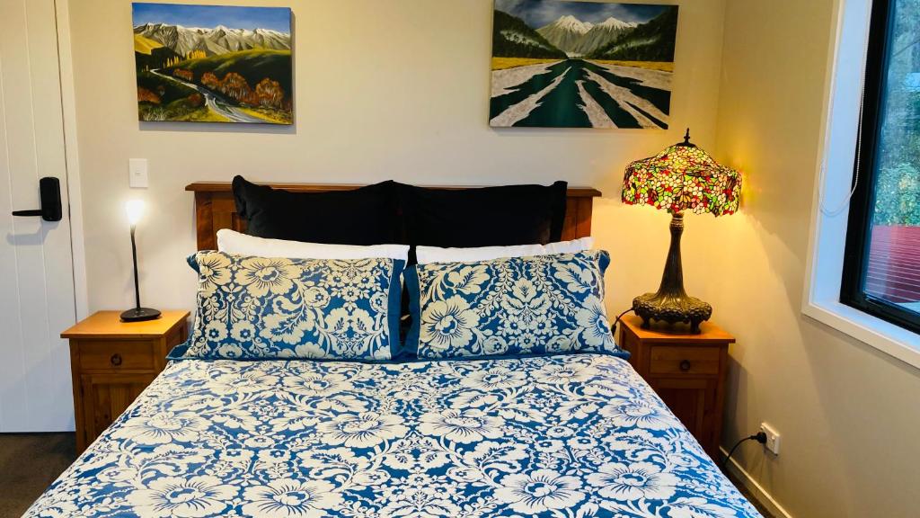 Postel nebo postele na pokoji v ubytování Maymorn Orchard Suites