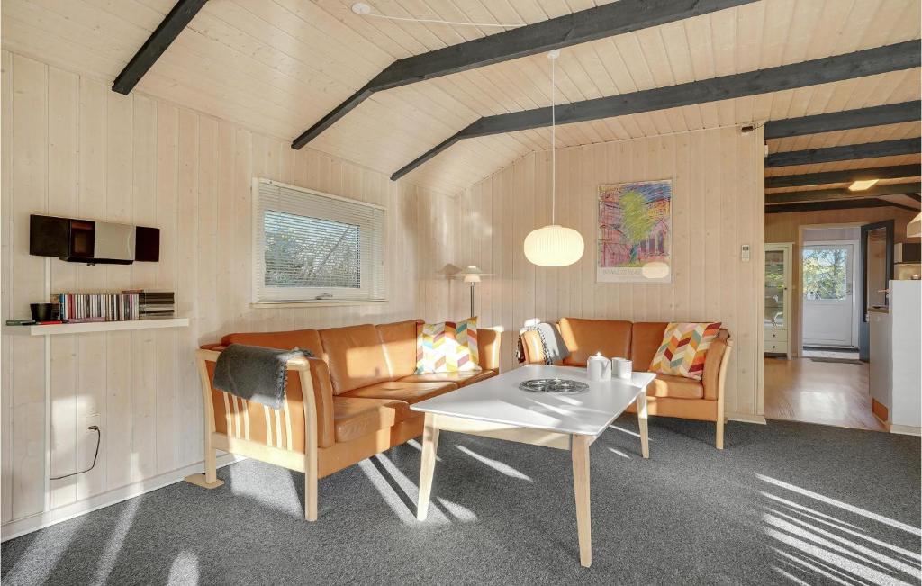 Kuchyň nebo kuchyňský kout v ubytování Three-Bedroom Holiday Home In Hemmet