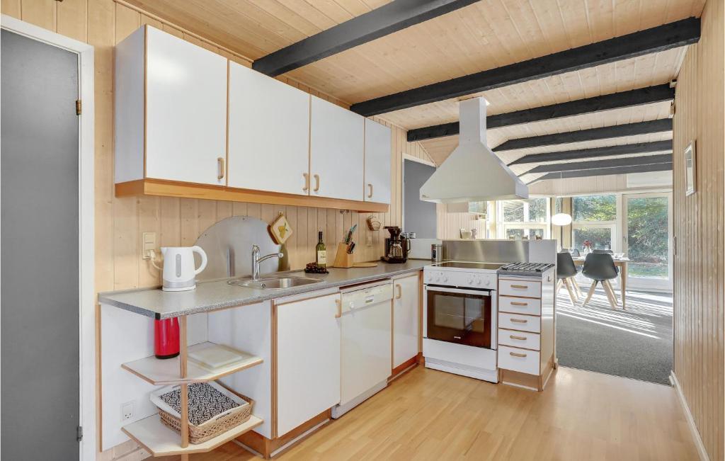 Kuchyň nebo kuchyňský kout v ubytování Three-Bedroom Holiday Home In Hemmet