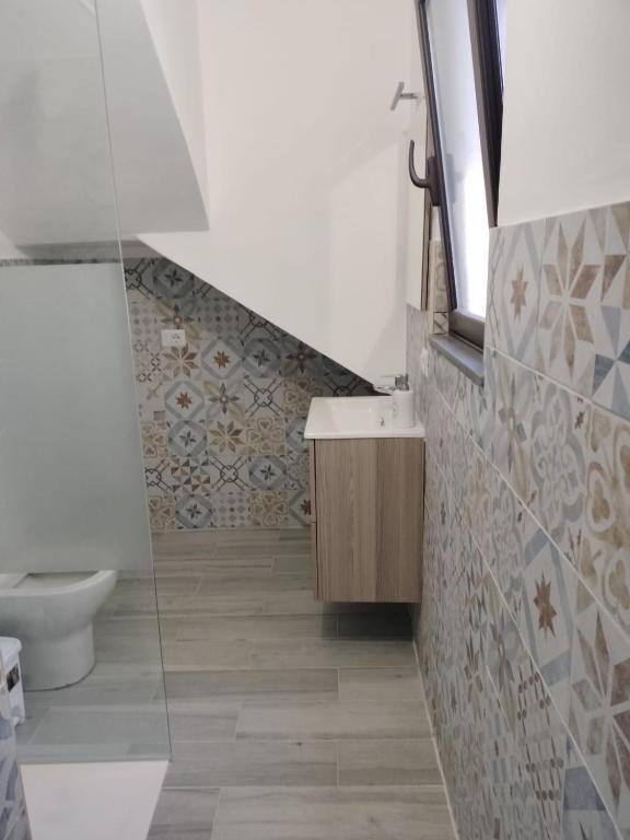Koupelna v ubytování Il Regno delle due Sicilie - casa al mare con il terrazzo