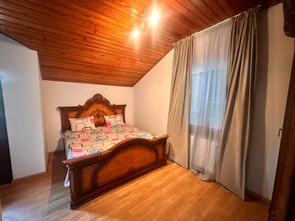 Postel nebo postele na pokoji v ubytování Aragvi Riverside