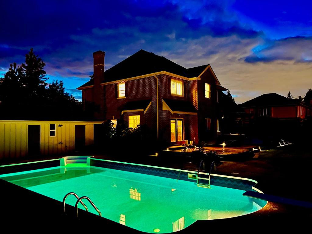 サリーにあるCozy Serene House with Private Pool 5m to beachの家の前にプールがある家
