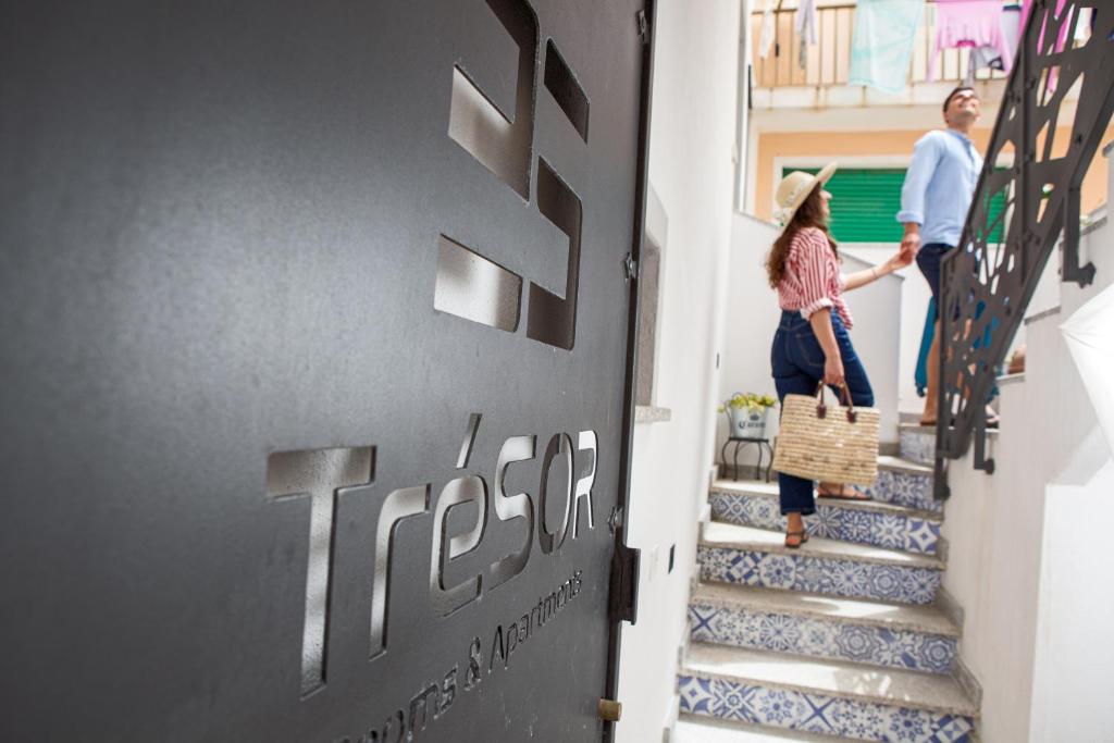 people walking up the stairs of a house at TrèSOR in Santa Teresa Gallura
