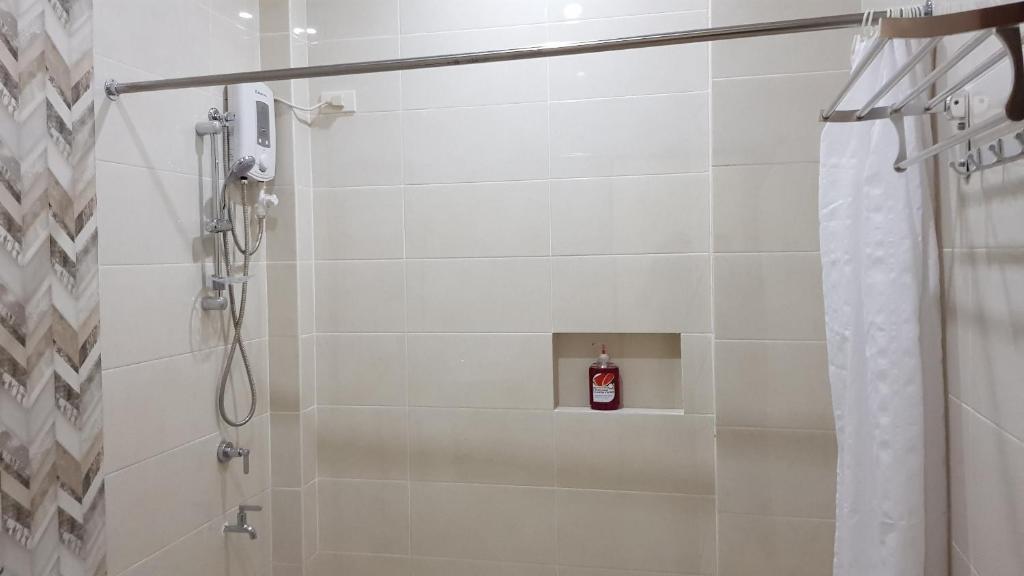 Koupelna v ubytování Acrige Apartelle at heart of Bogo City, Cebu