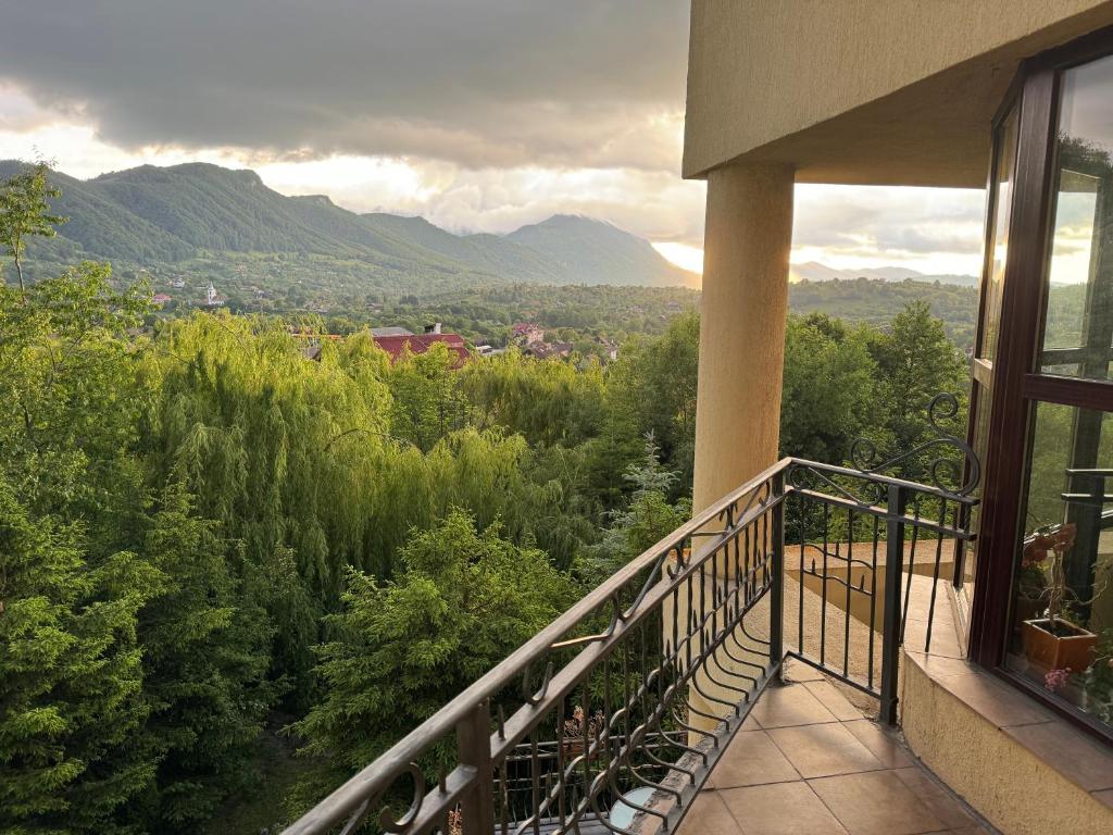 un balcón de una casa con vistas a las montañas en Pensiunea Ego, en Bran