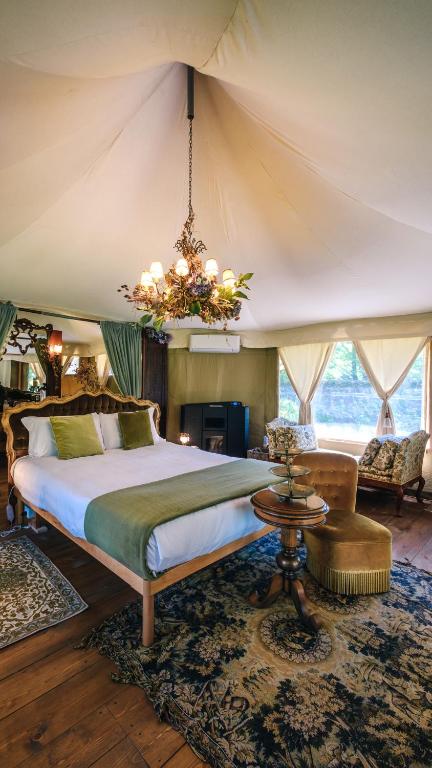 Postel nebo postele na pokoji v ubytování Glamping Canonici di San Marco