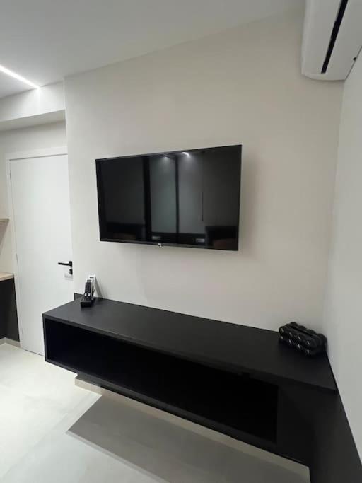 TV a/nebo společenská místnost v ubytování Villa LEO AIGINA