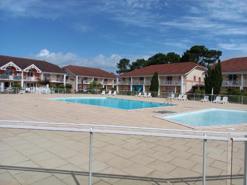 a view of a swimming pool at a resort at Appartement Le Verdon sur mer in Le Verdon-sur-Mer