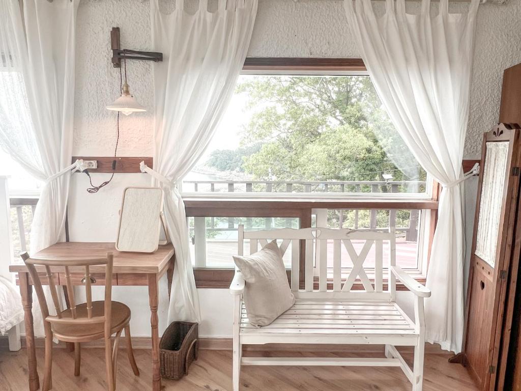 Country House Exclamation Mark & Comma - Deluxe Triple Room