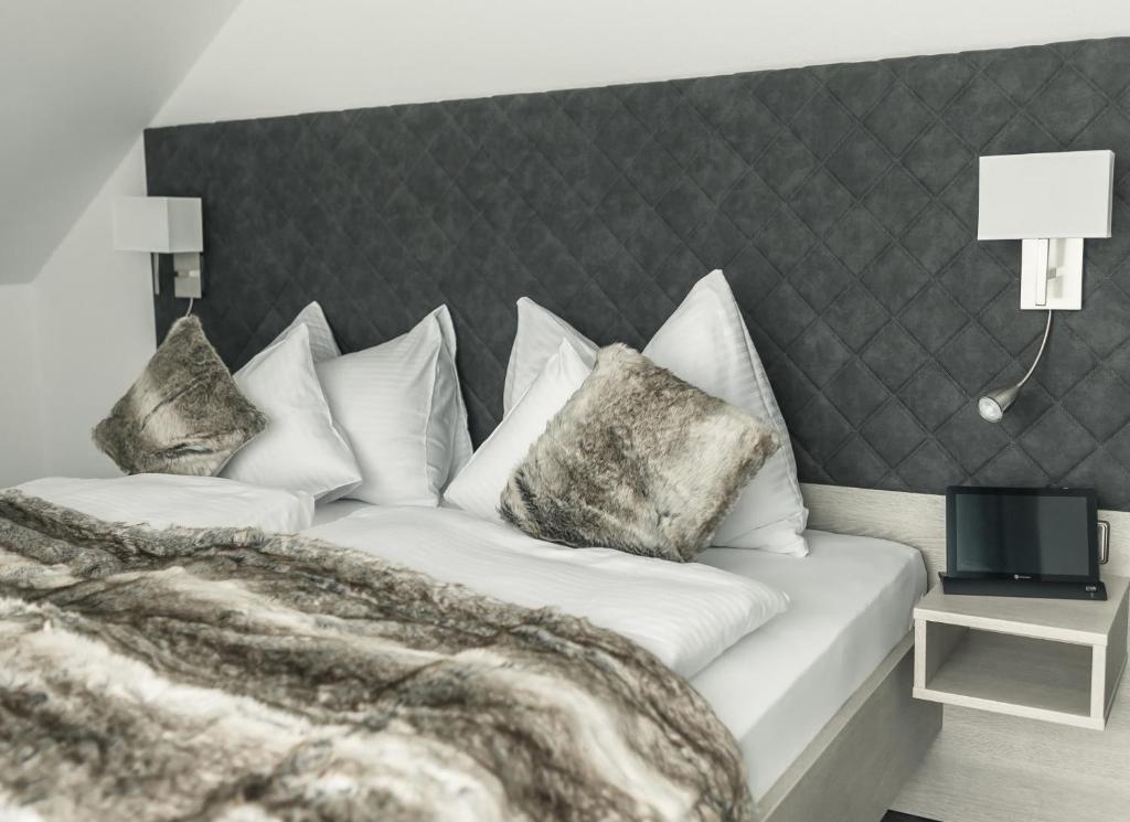 Postel nebo postele na pokoji v ubytování Landhotel Waldeck