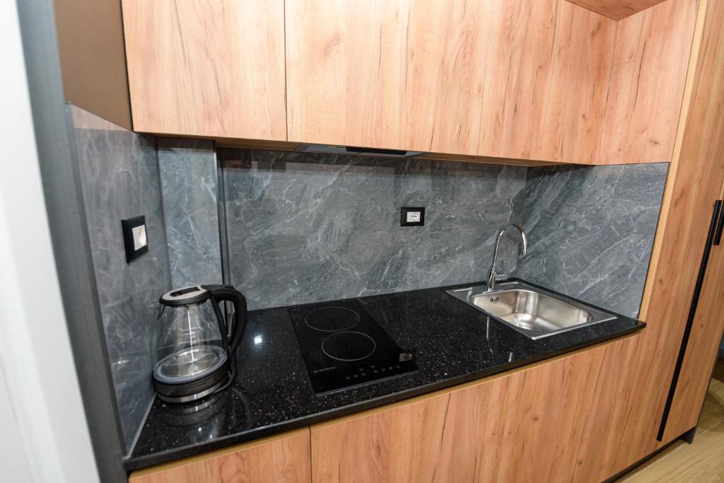 Kuchyň nebo kuchyňský kout v ubytování Kevin's ApartHotel