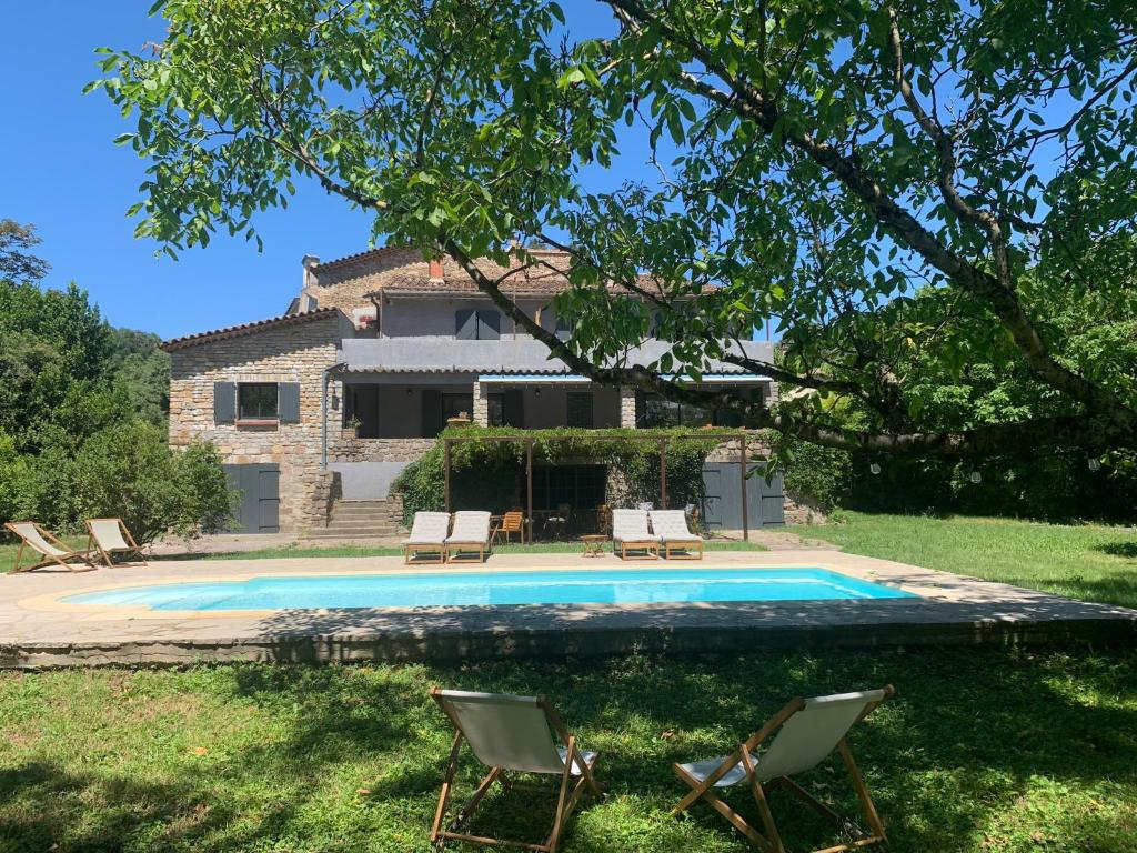 Bazén v ubytování L'Auberge du Ranc nebo v jeho okolí