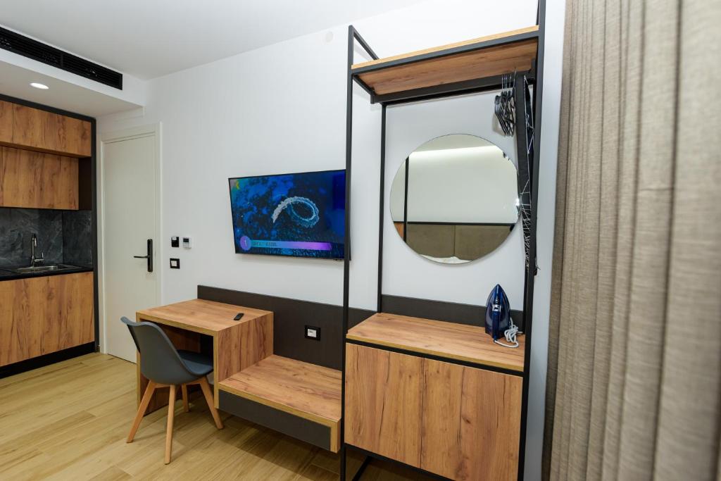 TV a/nebo společenská místnost v ubytování Kevin's ApartHotel