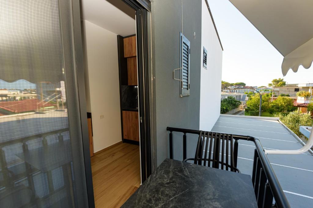 Balkón nebo terasa v ubytování Kevin's ApartHotel