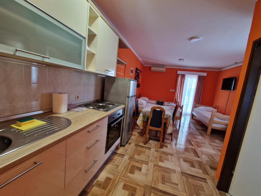 Kuchnia lub aneks kuchenny w obiekcie Pool Apartments Knežević Novalja