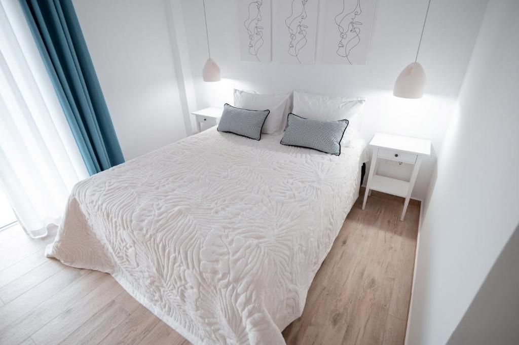 Кровать или кровати в номере Odyssey Apartment