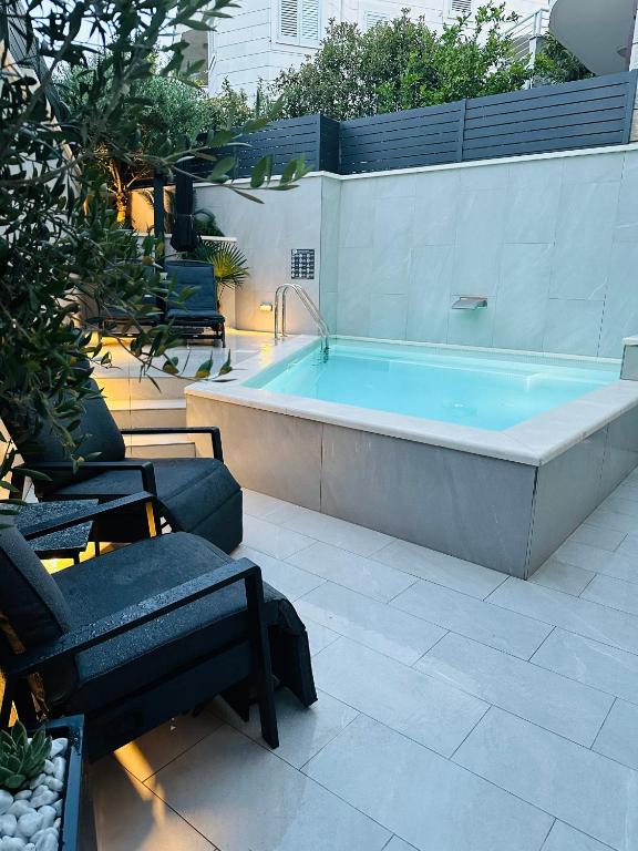 Bazén v ubytovaní Apartment One B with Heated Private pool alebo v jeho blízkosti