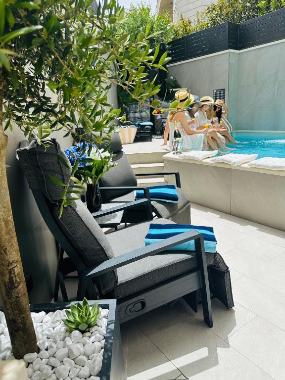 Bazén v ubytovaní Apartment One B with Heated Private pool alebo v jeho blízkosti