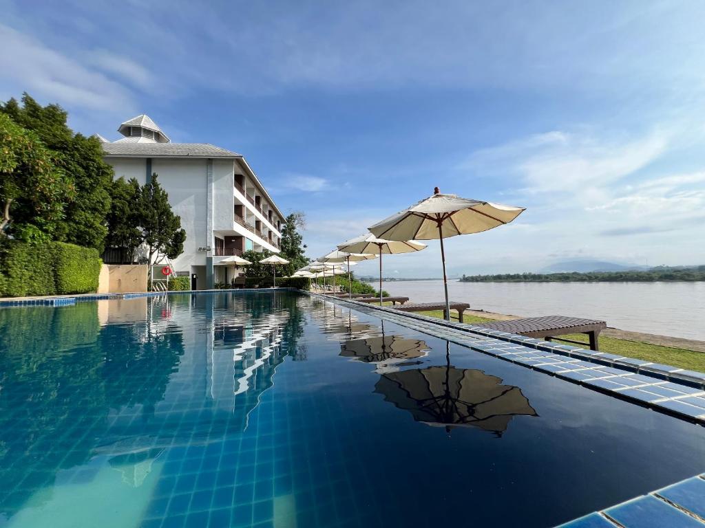 Bazén v ubytování Siam Triangle Hotel Chiang Sean nebo v jeho okolí