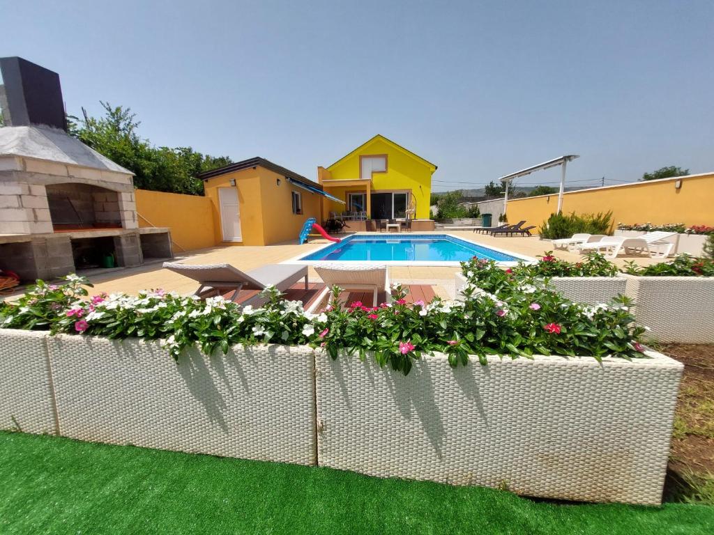 Бассейн в Holiday Home Revita Cocktail или поблизости