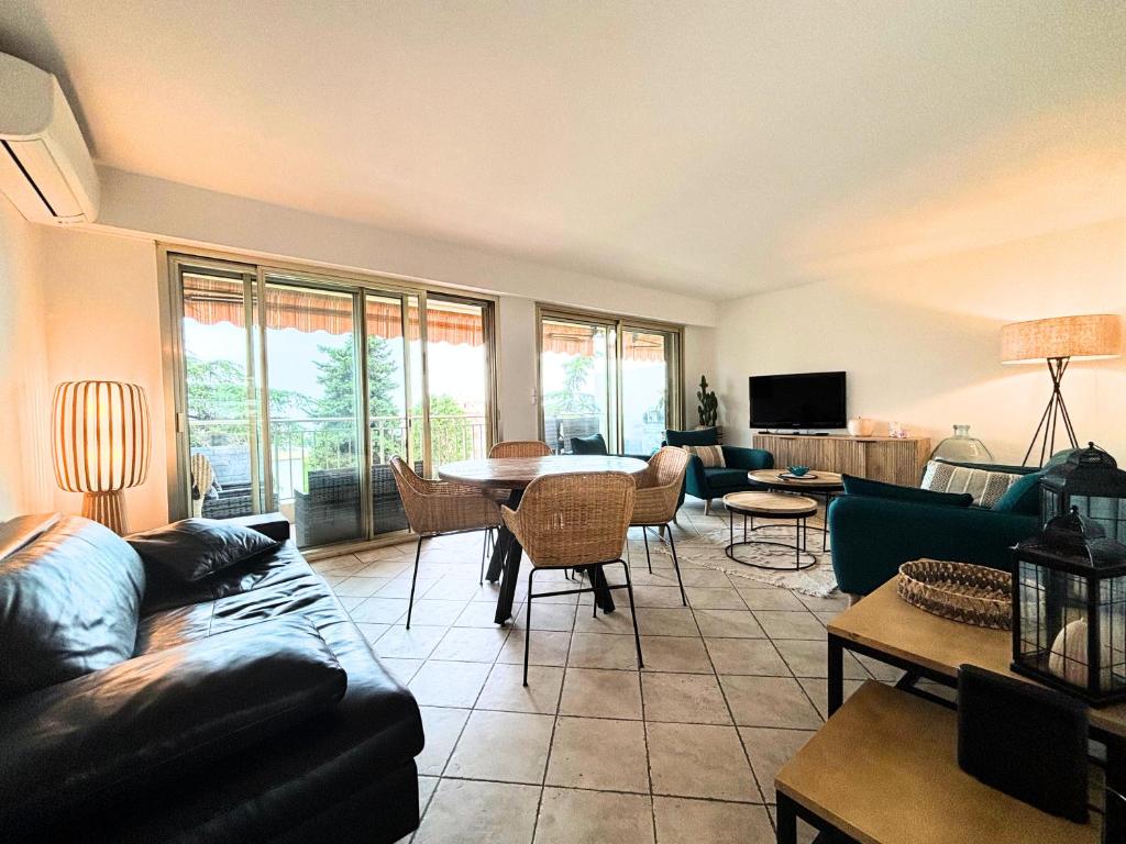 un salon avec un canapé et une table dans l'établissement Le St Charles, à Saint-Laurent-du-Var