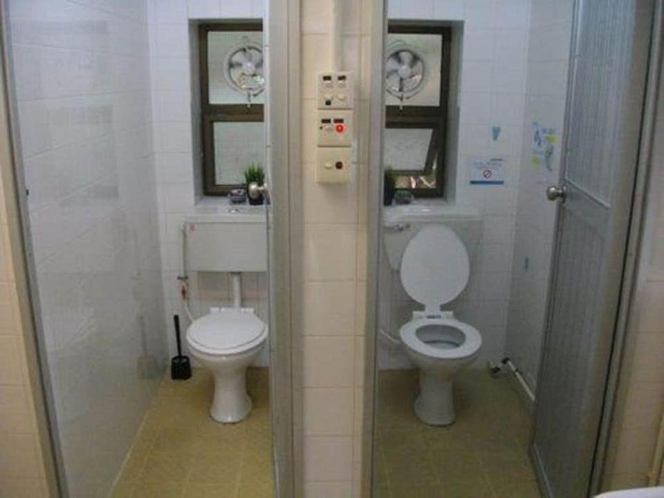 un piccolo bagno con servizi igienici e doccia di YHA Ngong Ping SG Davis Youth Hostel a Hong Kong