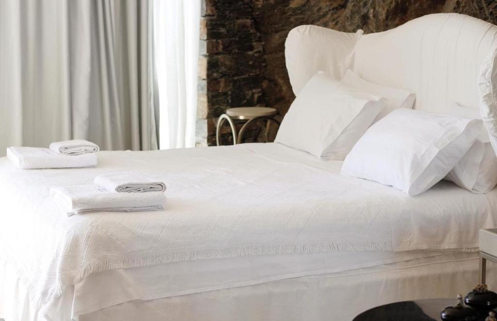 Postel nebo postele na pokoji v ubytování Melissaki Suites