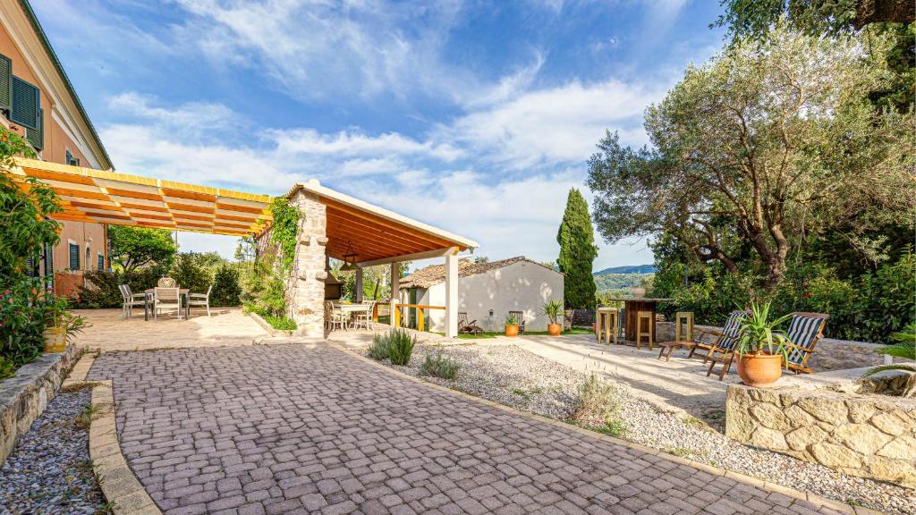 Φωτογραφία από το άλμπουμ του Pezouli, the real nature and village taste σε Rachtádes