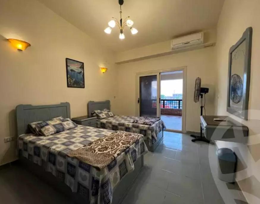 Postel nebo postele na pokoji v ubytování مارينا 4 شاليه 3 غرف