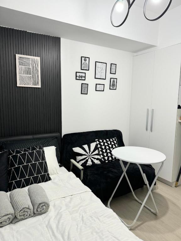 Prostor za sedenje u objektu Stylish studio type apartment in Azure North