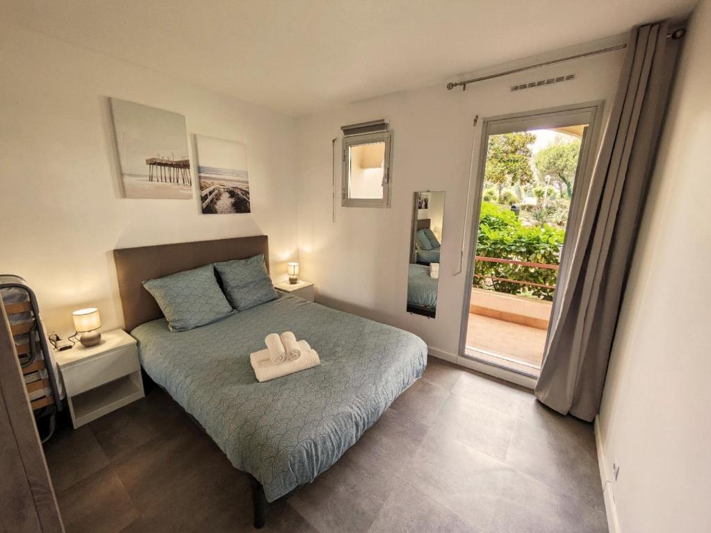 Photo de la galerie de l'établissement Le petit Mimosa, rdc, 3 piscines, proche plages, 15mn Cannes, à Mandelieu-la-Napoule