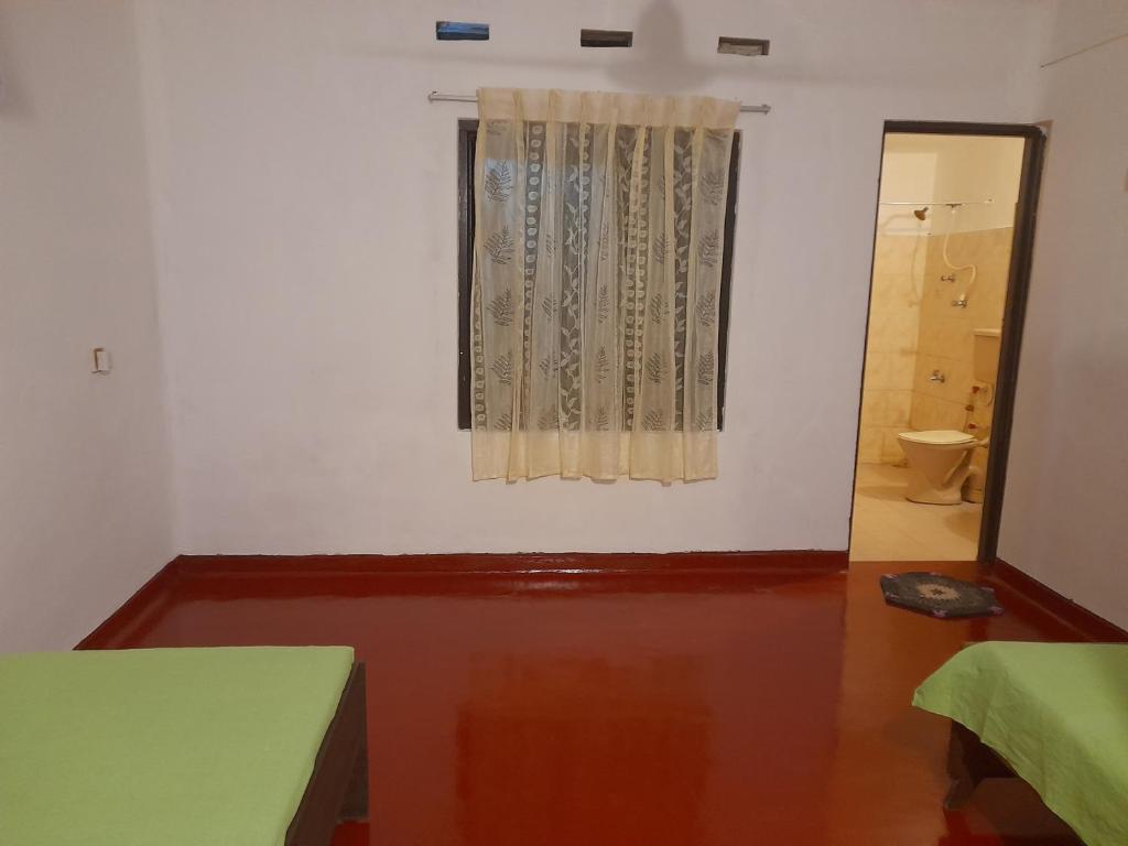 Postel nebo postele na pokoji v ubytování Gloria Cottage Non AC