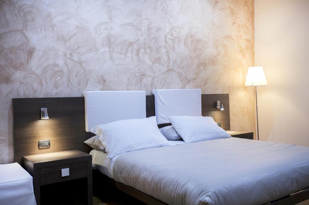 Postel nebo postele na pokoji v ubytování Guesthouse Vittoria Rooms - the Original since 2015