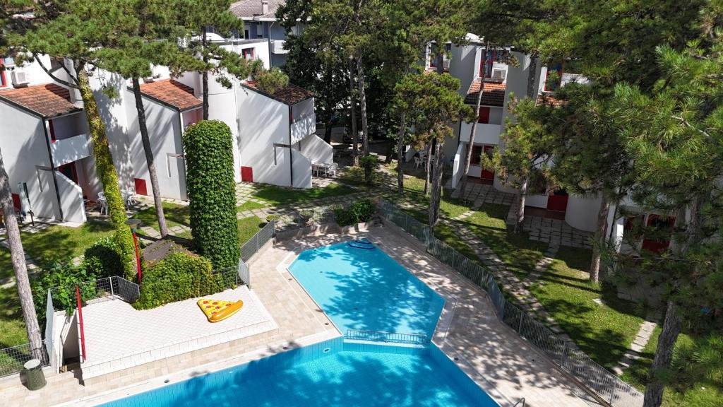 an overhead view of a swimming pool in an apartment at Holiday Village in Lignano Sabbiadoro