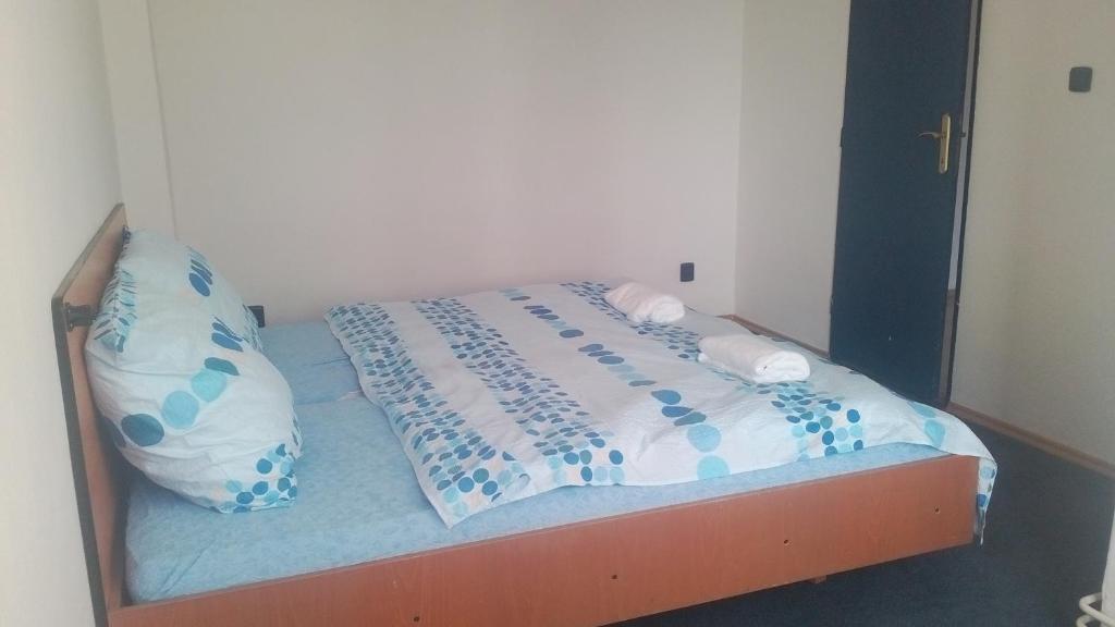 Un pat sau paturi într-o cameră la Hotel Britz